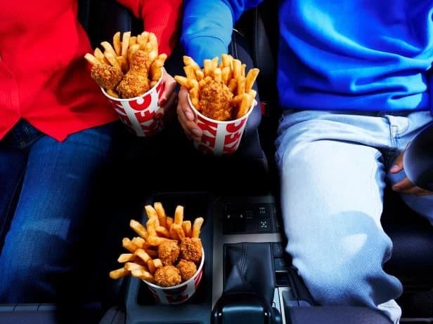 미국 KFC, 컵홀더에 들어가는 3.49달러 스낵 메뉴 ‘고 버킷’ 출시